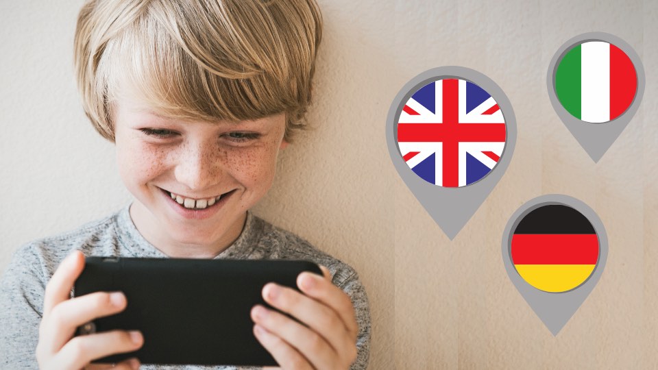 Dziecko korzysta z tableta i uczy się języków