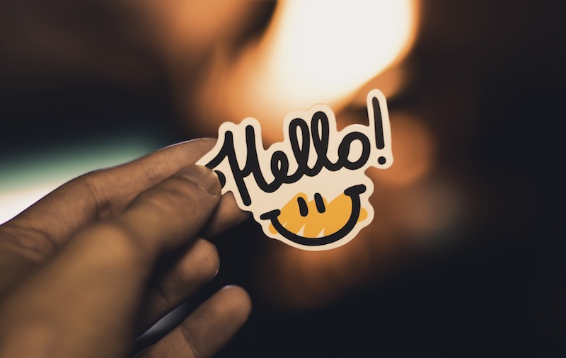 Naklejka z uśmiechem i napisem "hello"
