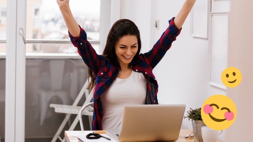 Szczęśliwy nauczyciel siedzi przy komputerze