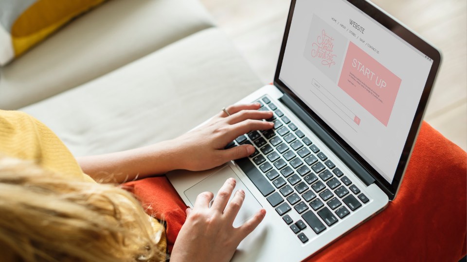 Nauczyciel języka korzysta z komputera i pisze bloga